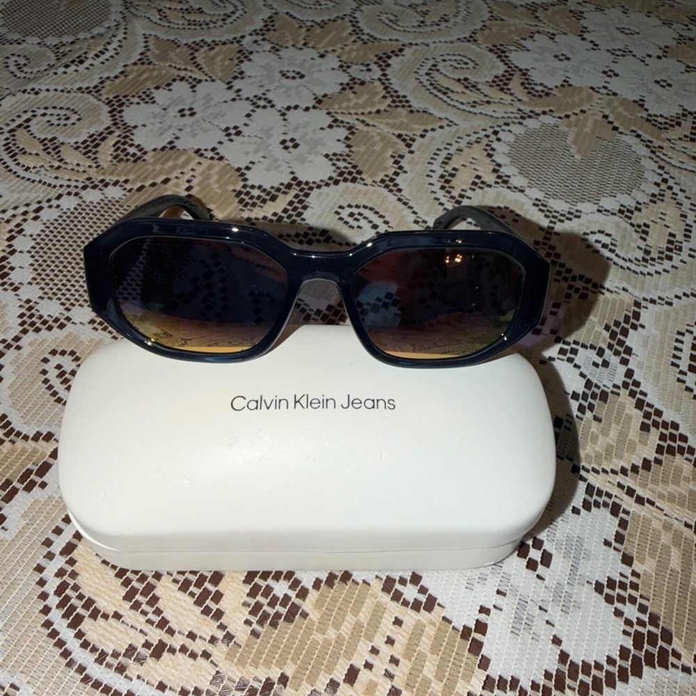 Calvin Klein Jeans Black Sunglasses With Pink Lenses View 2